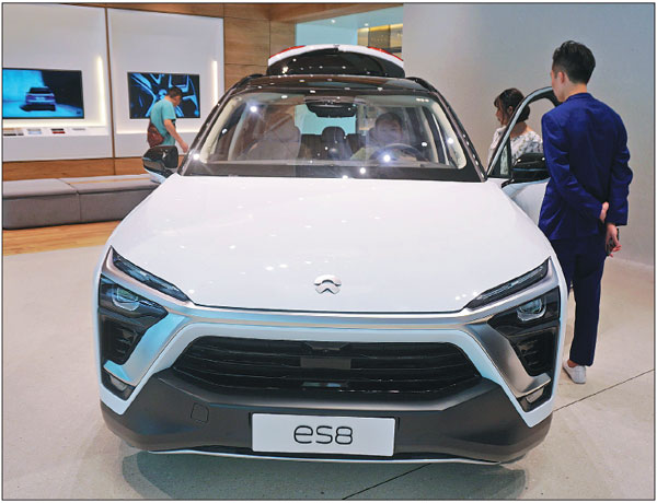 Electric vehicle startups seek stock market cash for bold plans