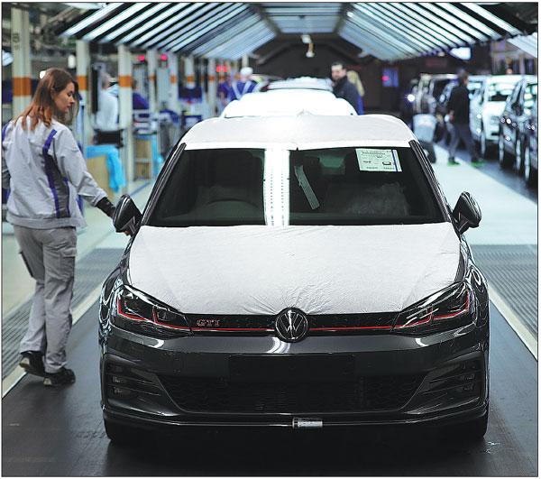 Hard Brexit could hit German auto industry jobs, claim economists