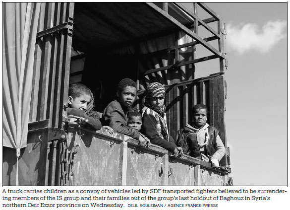 Civilians, including children, leave IS-held enclave