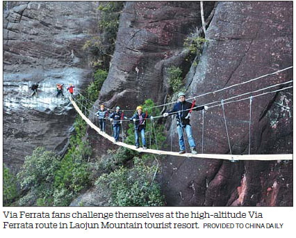 Mountain route thrilling tourists with amazing view