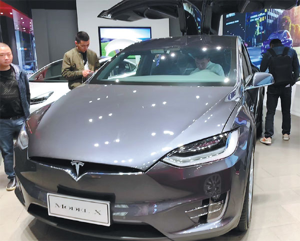 Musk urges Tesla workers to meet customer demand