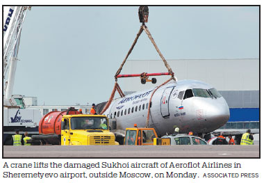 Pilot blames lightning for deadly crash landing