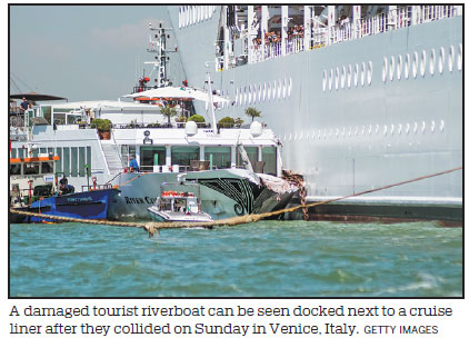 5 injured in Venice as cruise ship slams into tourist boat