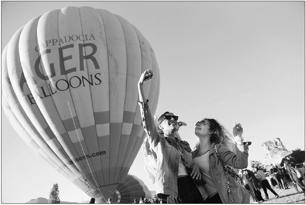 Turkish hot air balloon festival lures global tourists