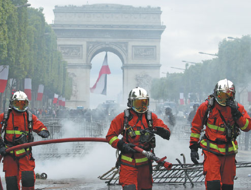 Paris clashes tarnish Macron's military parade