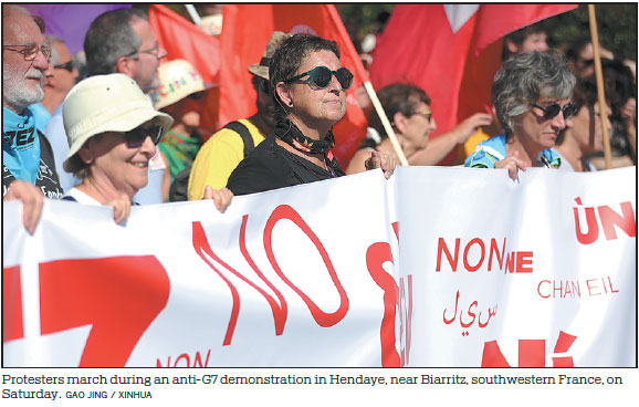 Protesters gather on Biarritz for G7