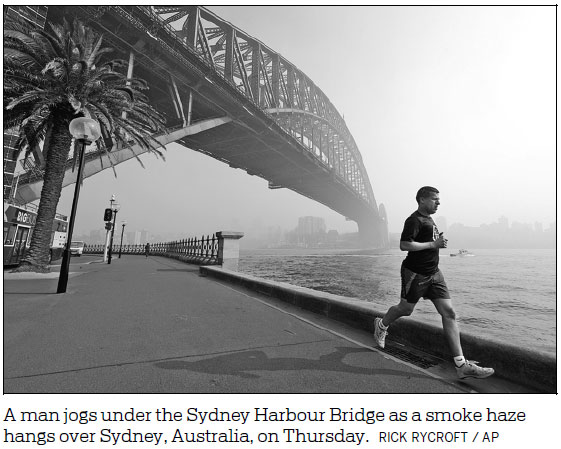 Smoke blankets Sydney amid spreading wildfires