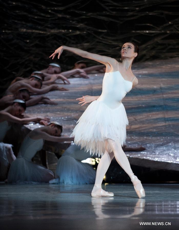 Modern 'Swan Lake' ballet rehearsed in Australia