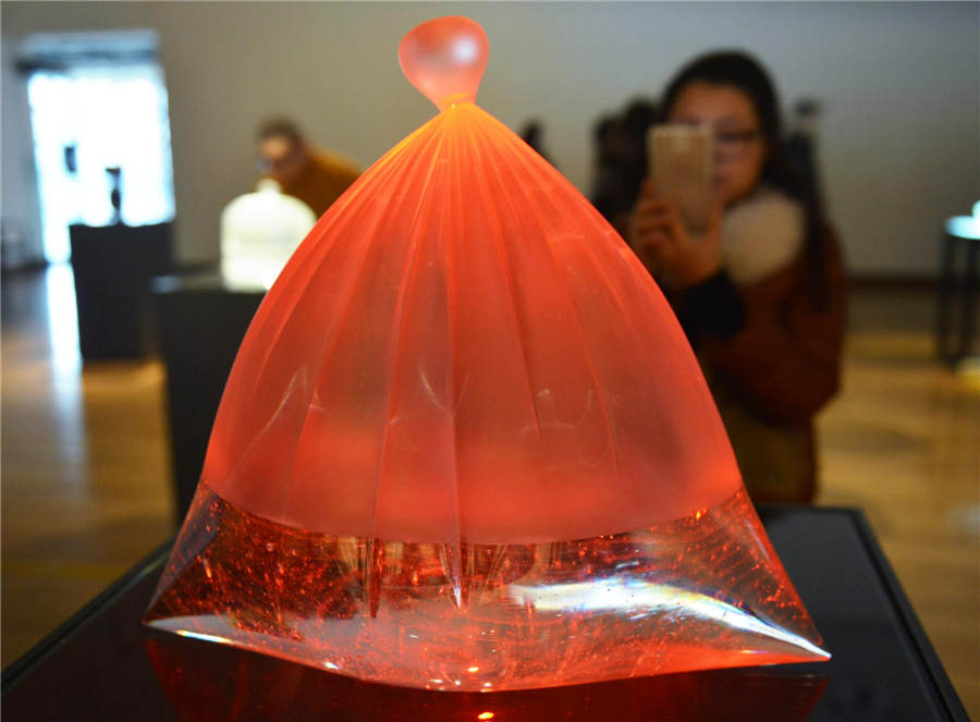Glass art exhibition held in Hangzhou