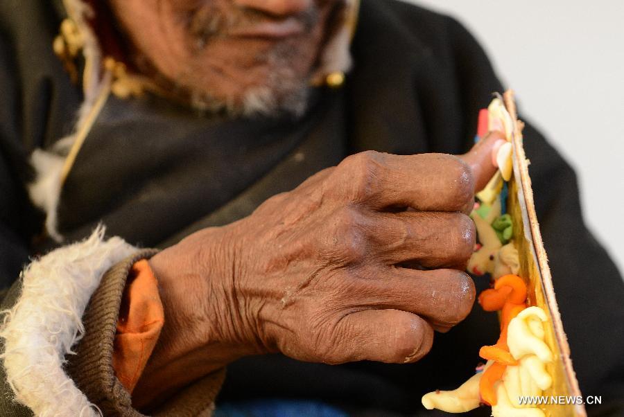 Craftsmen make butter sculptures in China's Tibet