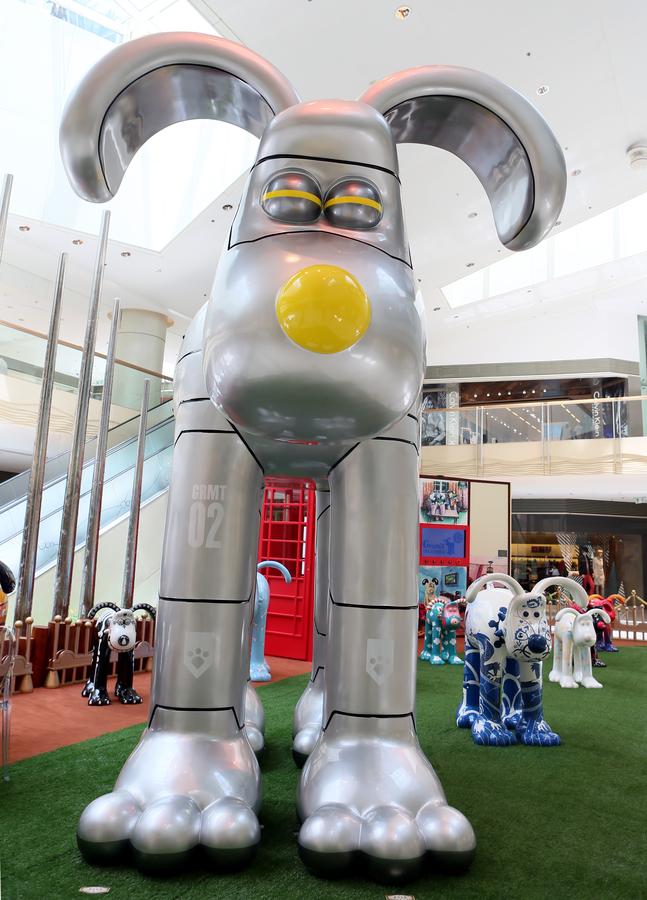 Dog sculptures debut in Hong Kong