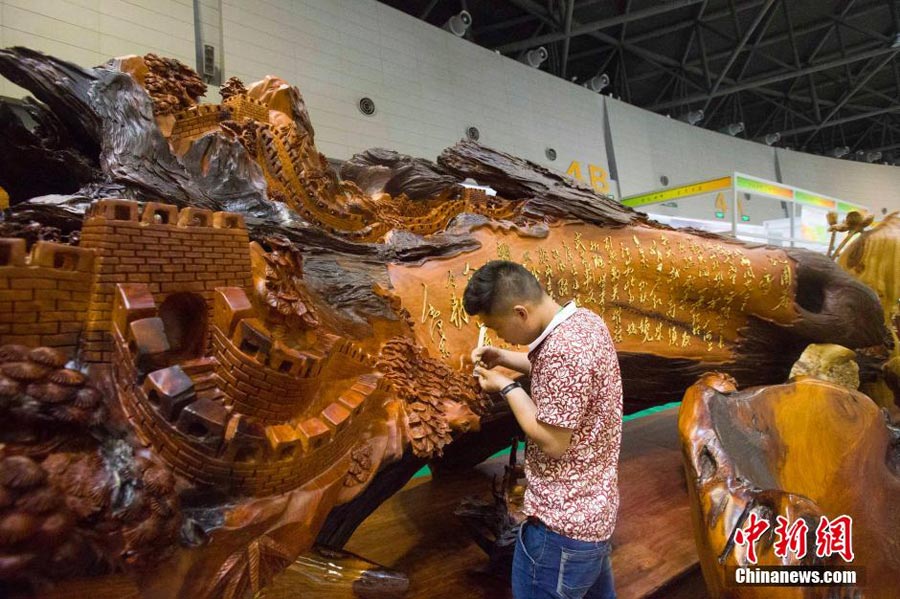 Root carving with Mao's poem sells at 12 million yuan