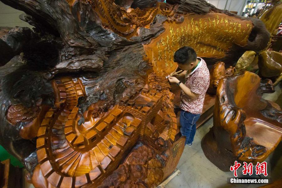 Root carving with Mao's poem sells at 12 million yuan