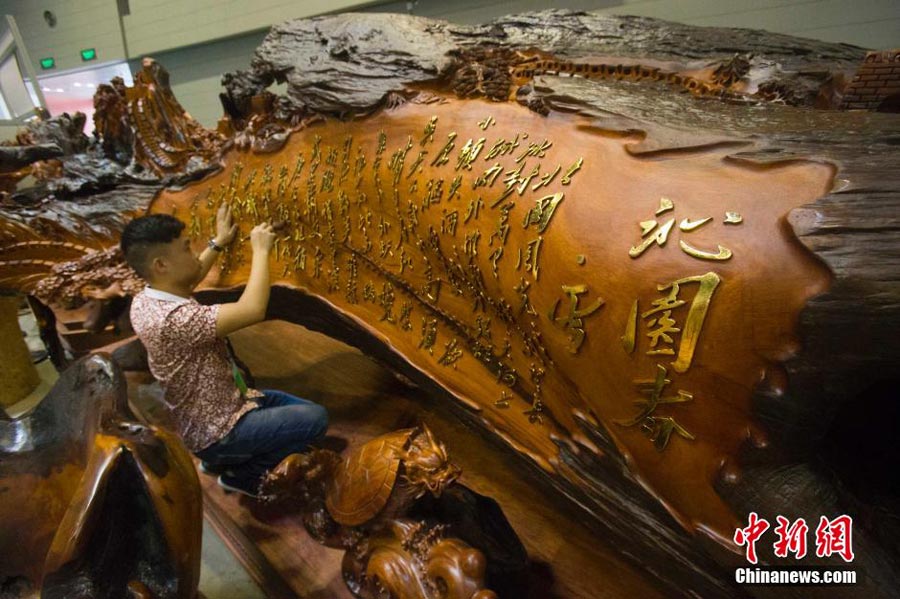 Root carving with Mao's poem sells at 12 million yuan