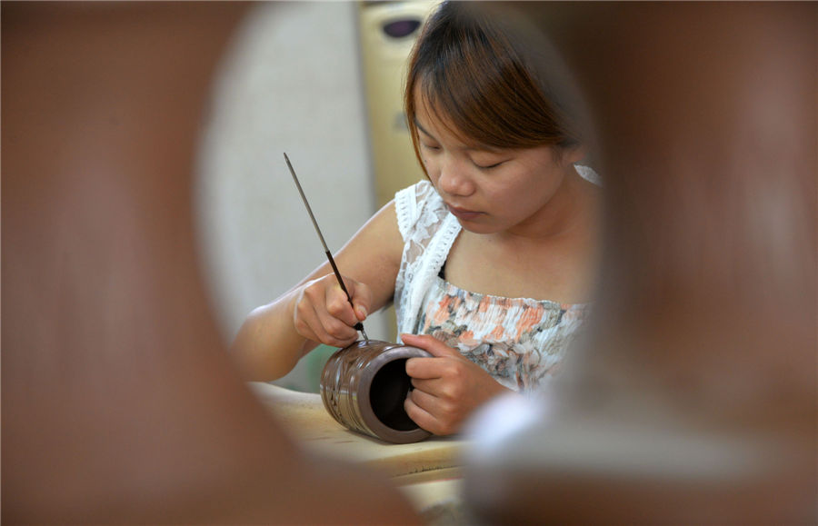 Black pottery art shines in Guantao