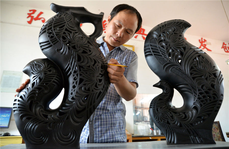 Black pottery art shines in Guantao