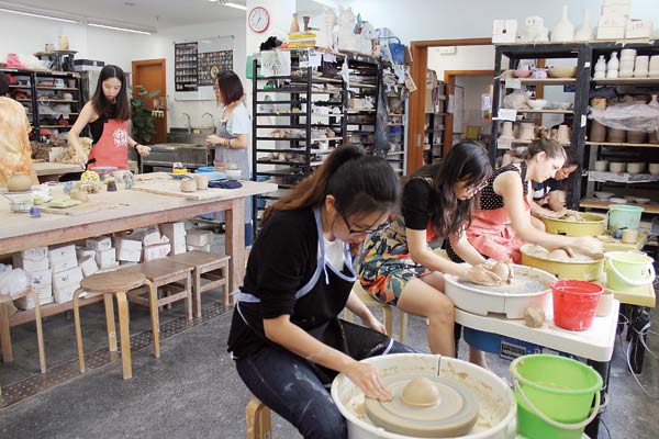 Shanghai workshop molds pottery artists[1]- Chinadaily.com.cn