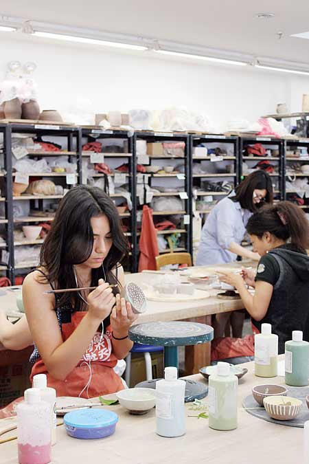 Shanghai workshop molds pottery artists