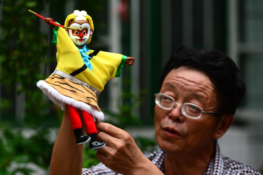 Couples in Shandong preserving puppetry