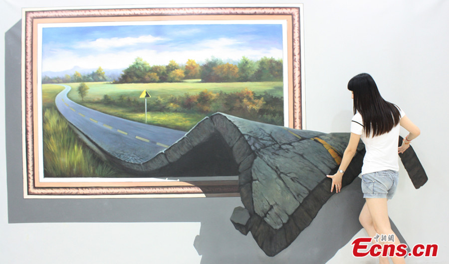 East China's city holds first 3D painting exhibition