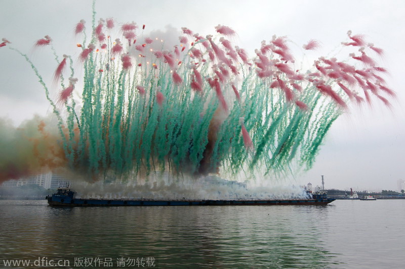 Artist wows Shanghai with display of day-time fireworks[9]- Chinadaily ...