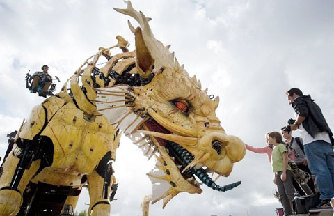 Giant French sculpture displayed in Shanghai