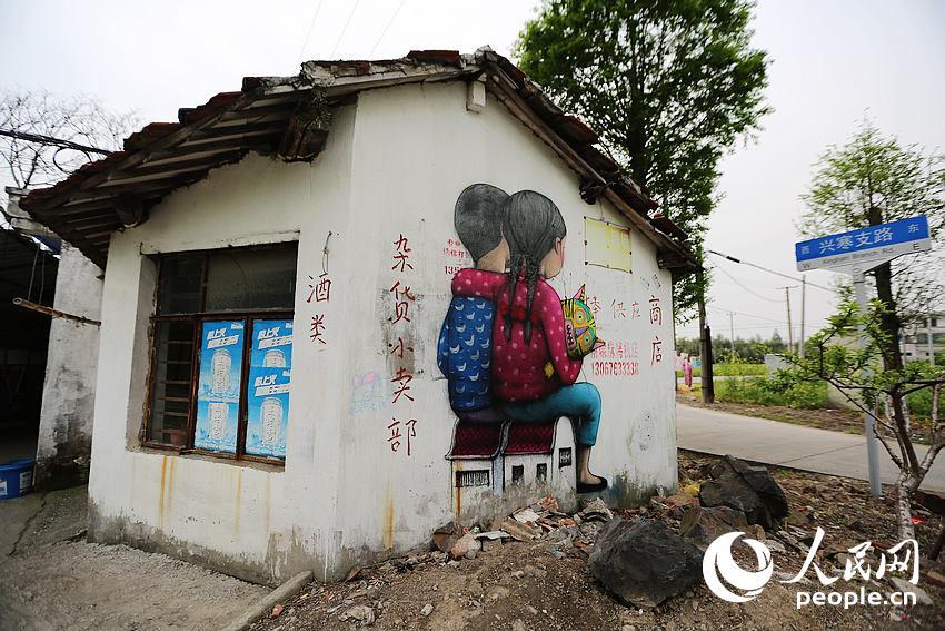 French street artist beautifies cottages in Shanghai
