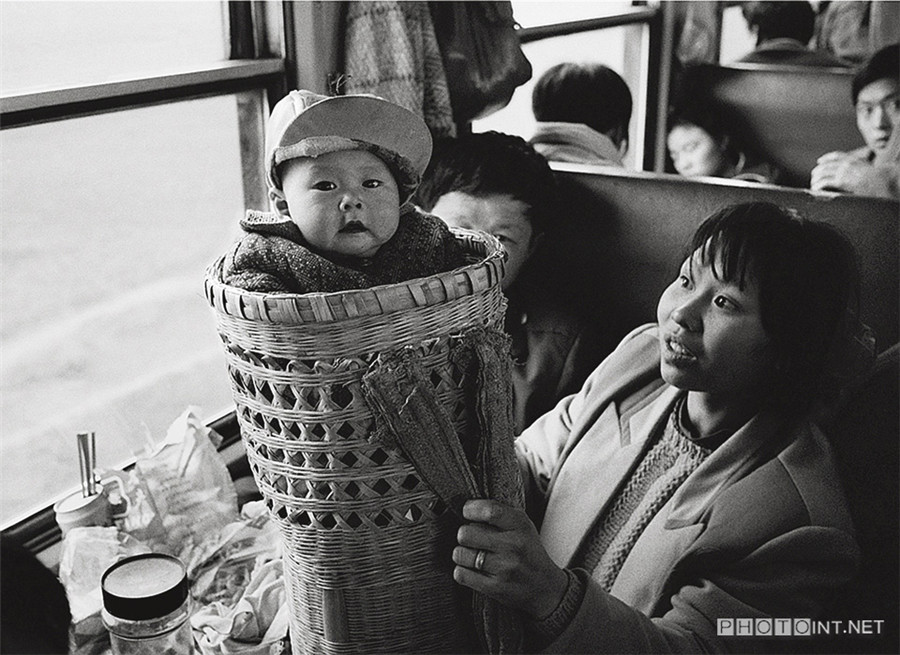 Photographer captures Chinese on the train