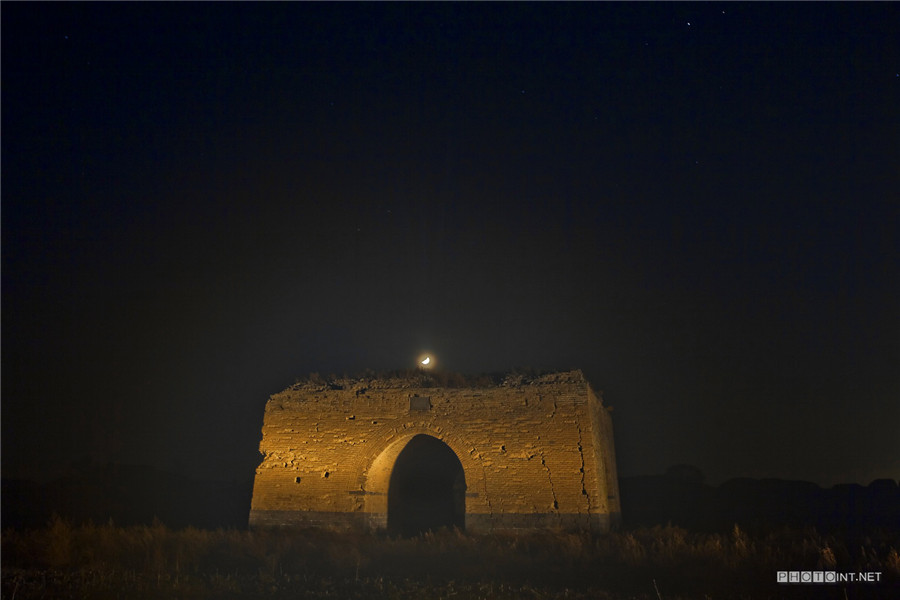 Photographer captures Great Wall at night