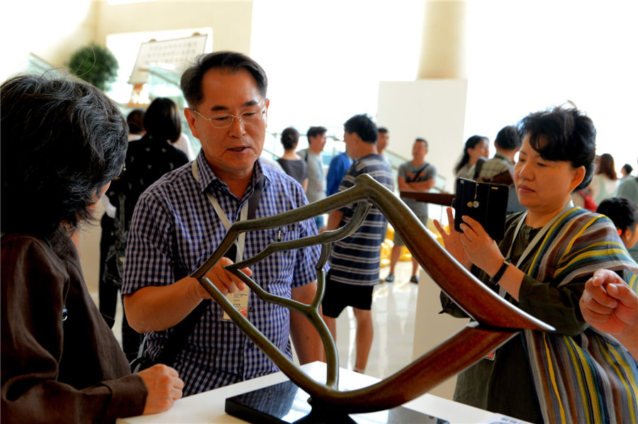 Silk Road city displays sculptures at exhibition