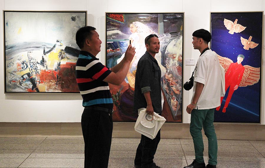 Over 200 paintings from around the globe at Beijing exhibition