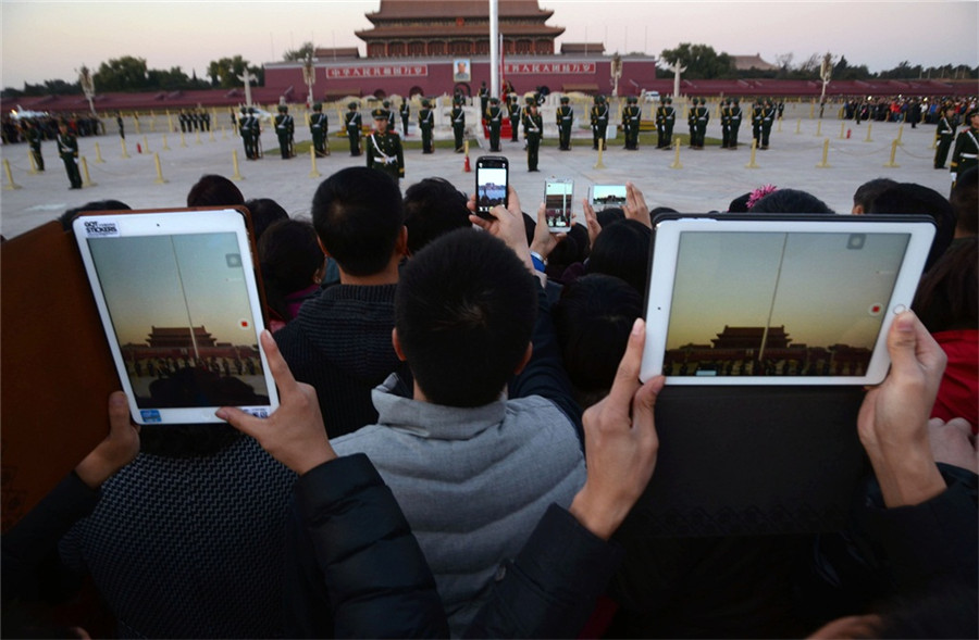 Photographer captures China's love affair with cellphones