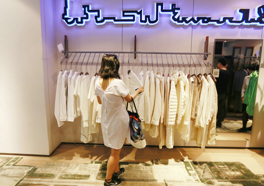 Art exhibition pops up in Beijing clothing store