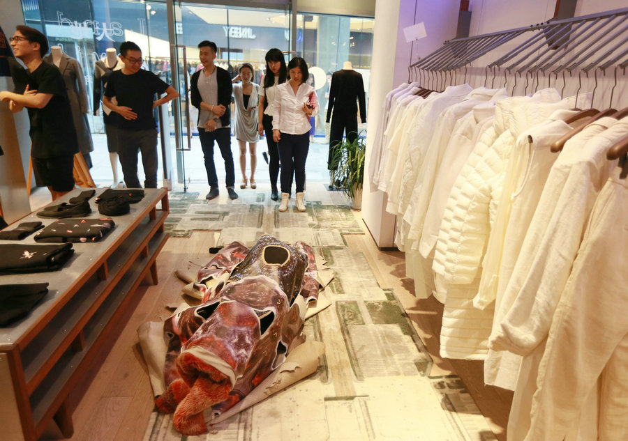Art exhibition pops up in Beijing clothing store