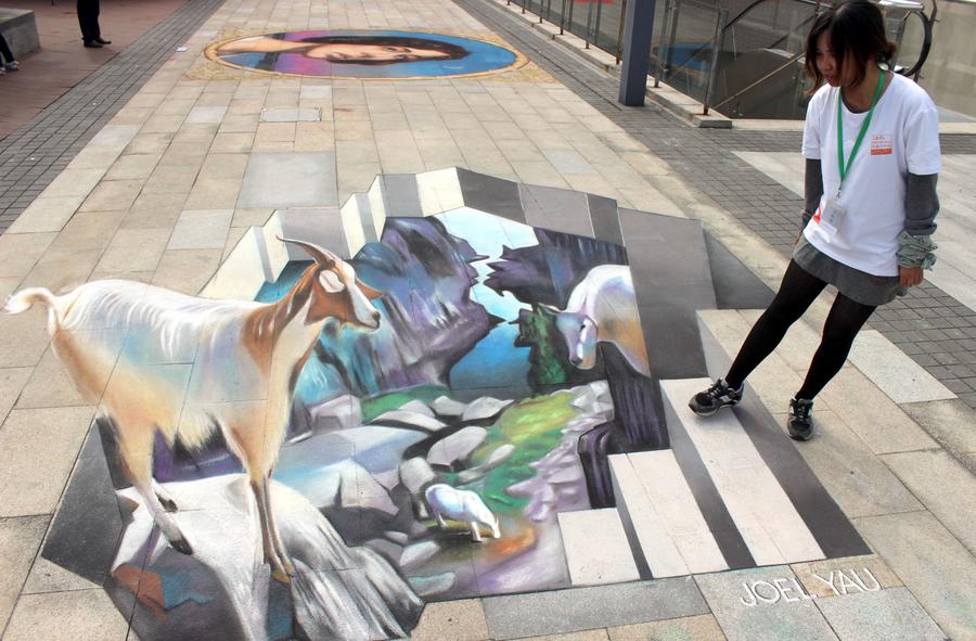 Artist creates 3D pastel work in E China