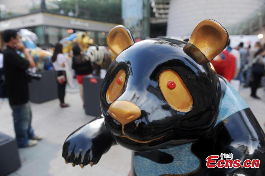 Colorful panda statues draw crowds in Hong Kong