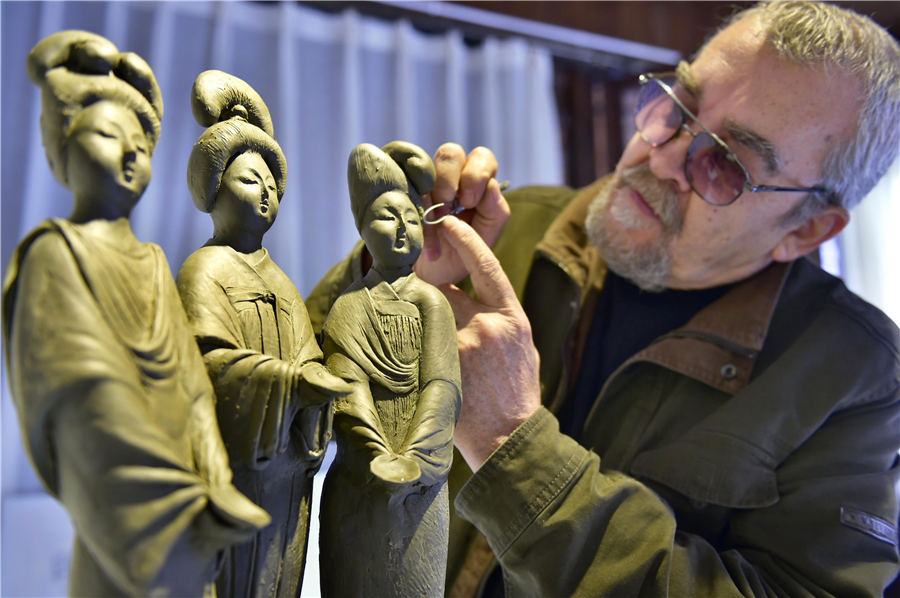 Ukraine sculptors set up workshop in China