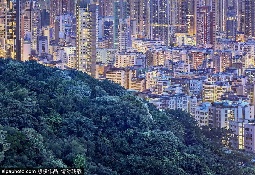 French photographer captures 'The Blue Moment' in HK