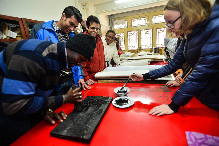 MIT students savor Chinese woodblock art in Tianjin