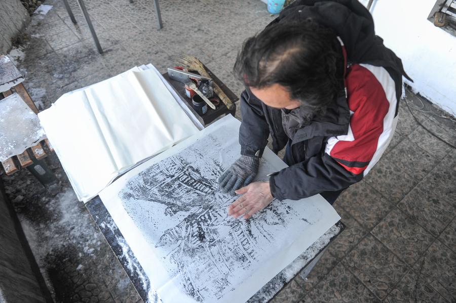 Ice engraving painting artist-Zhu Xiaodong