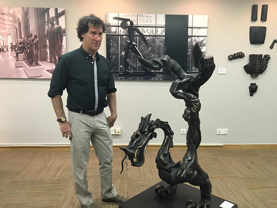 American sculptor influenced by 30 years in China