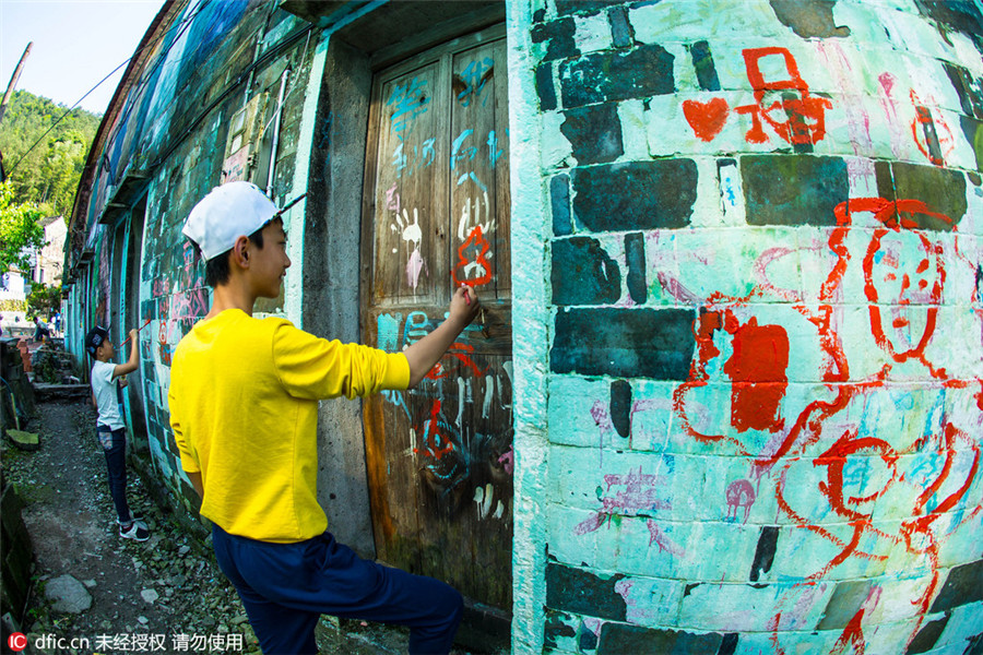 Zhejiang village spotlights its graffiti art