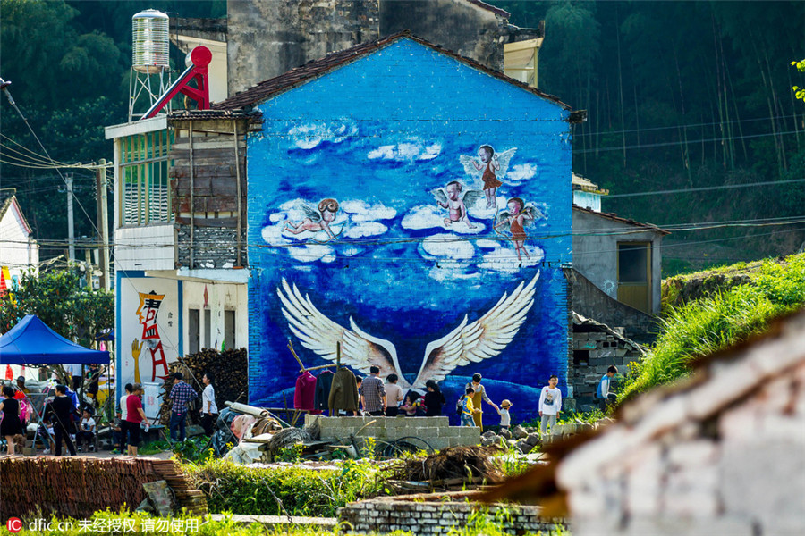 Zhejiang village spotlights its graffiti art