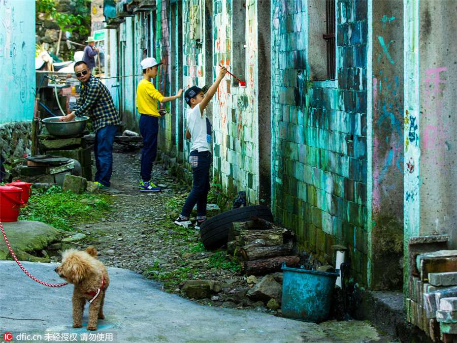 Zhejiang village spotlights its graffiti art