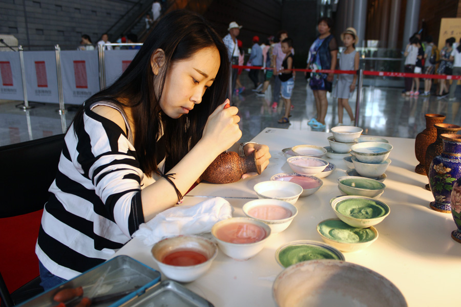 Exhibition shows eight marvelous handicrafts of Beijing