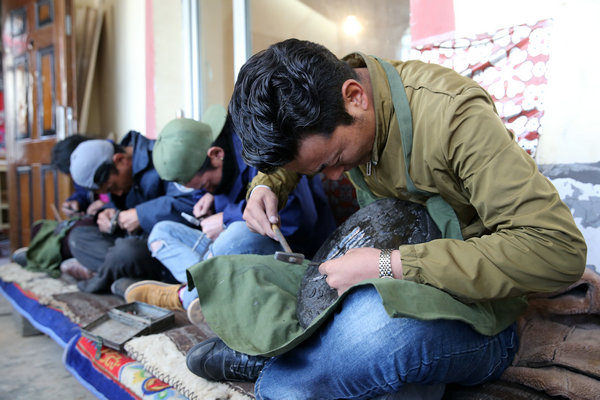 Young enthusiasts keep Tibetan crafts alive