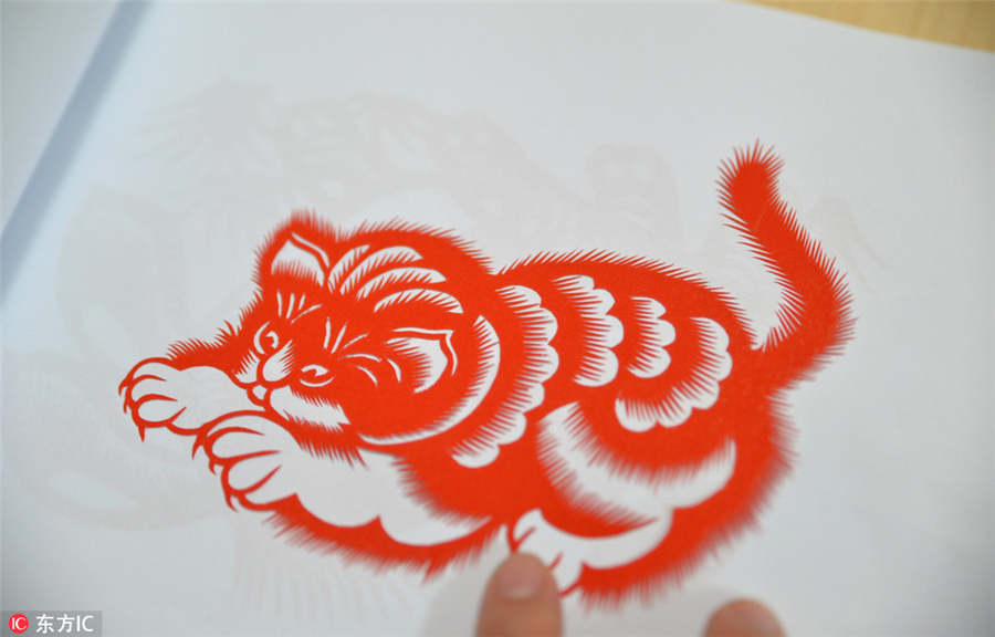 Guizhou folk artist keen to pass on paper cutting art