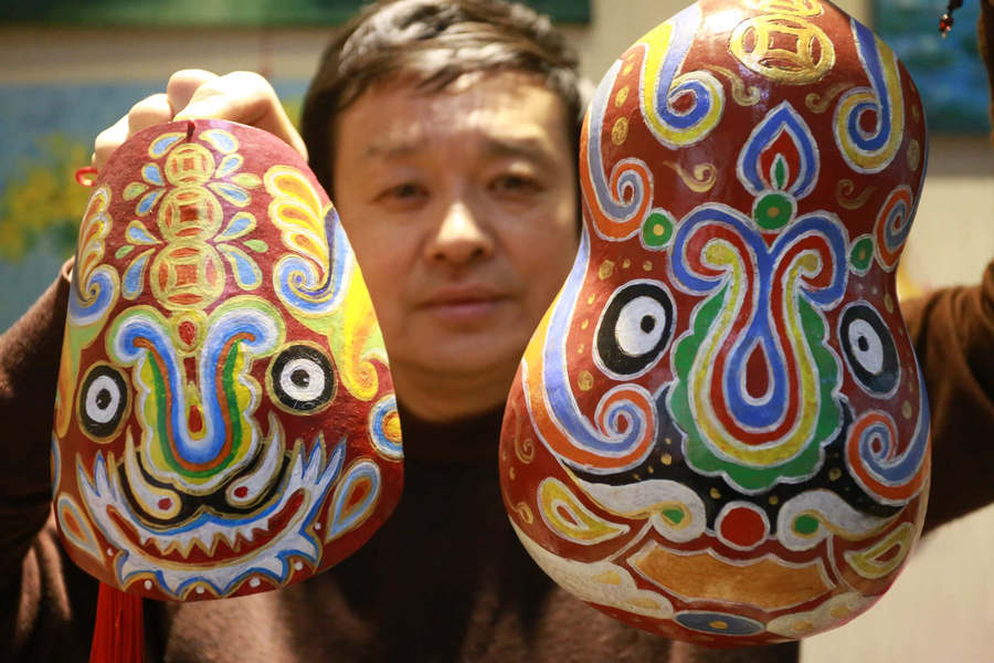 Zhengzhou folk artist creates exquisite gourd carvings