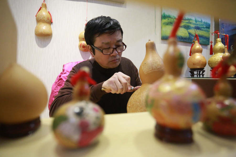 Zhengzhou folk artist creates exquisite gourd carvings