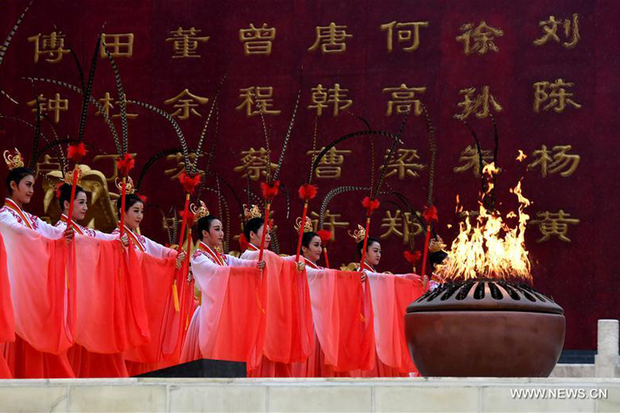 10,000 Chinese worship legendary ancestor in Zhengzhou